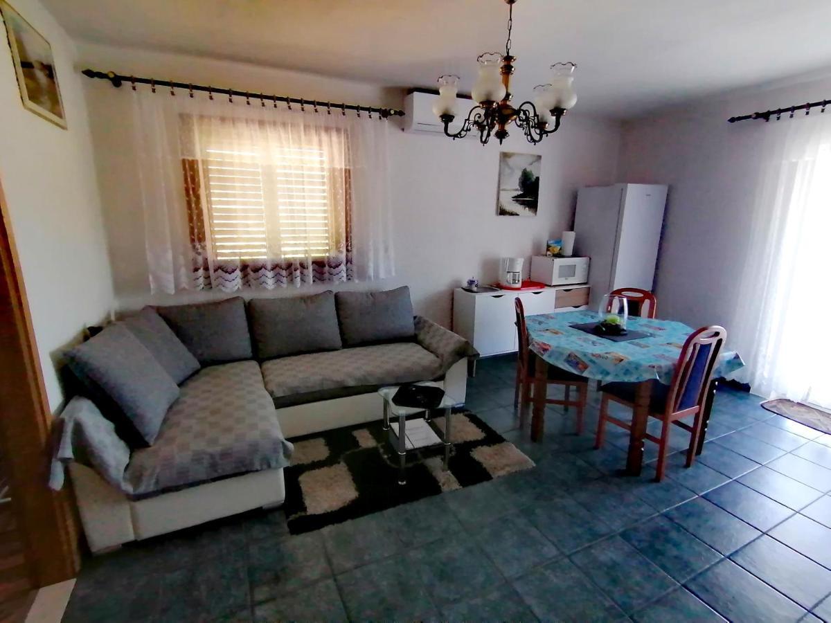 Apartman Canaki Splitska Exterior photo