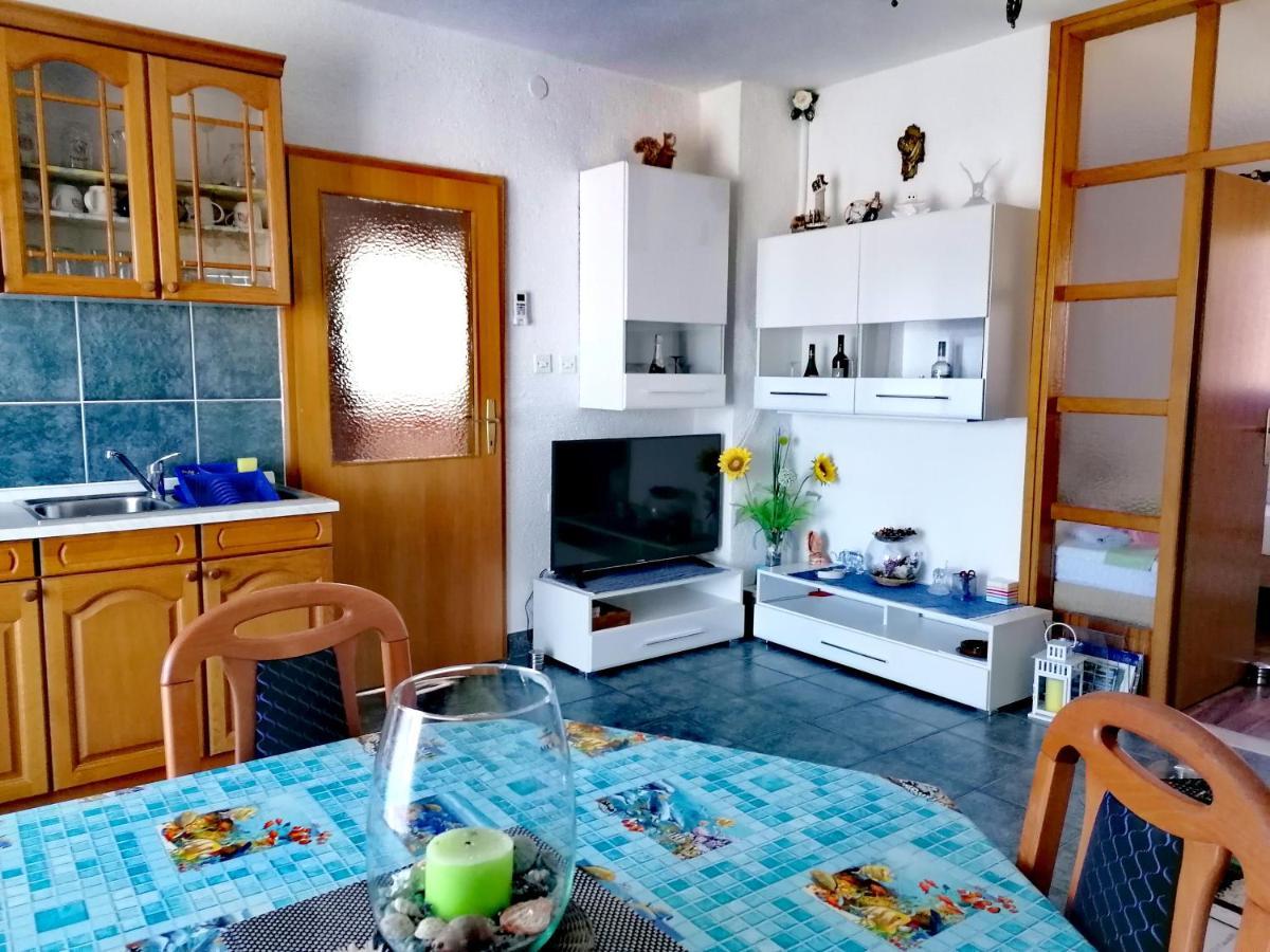 Apartman Canaki Splitska Exterior photo