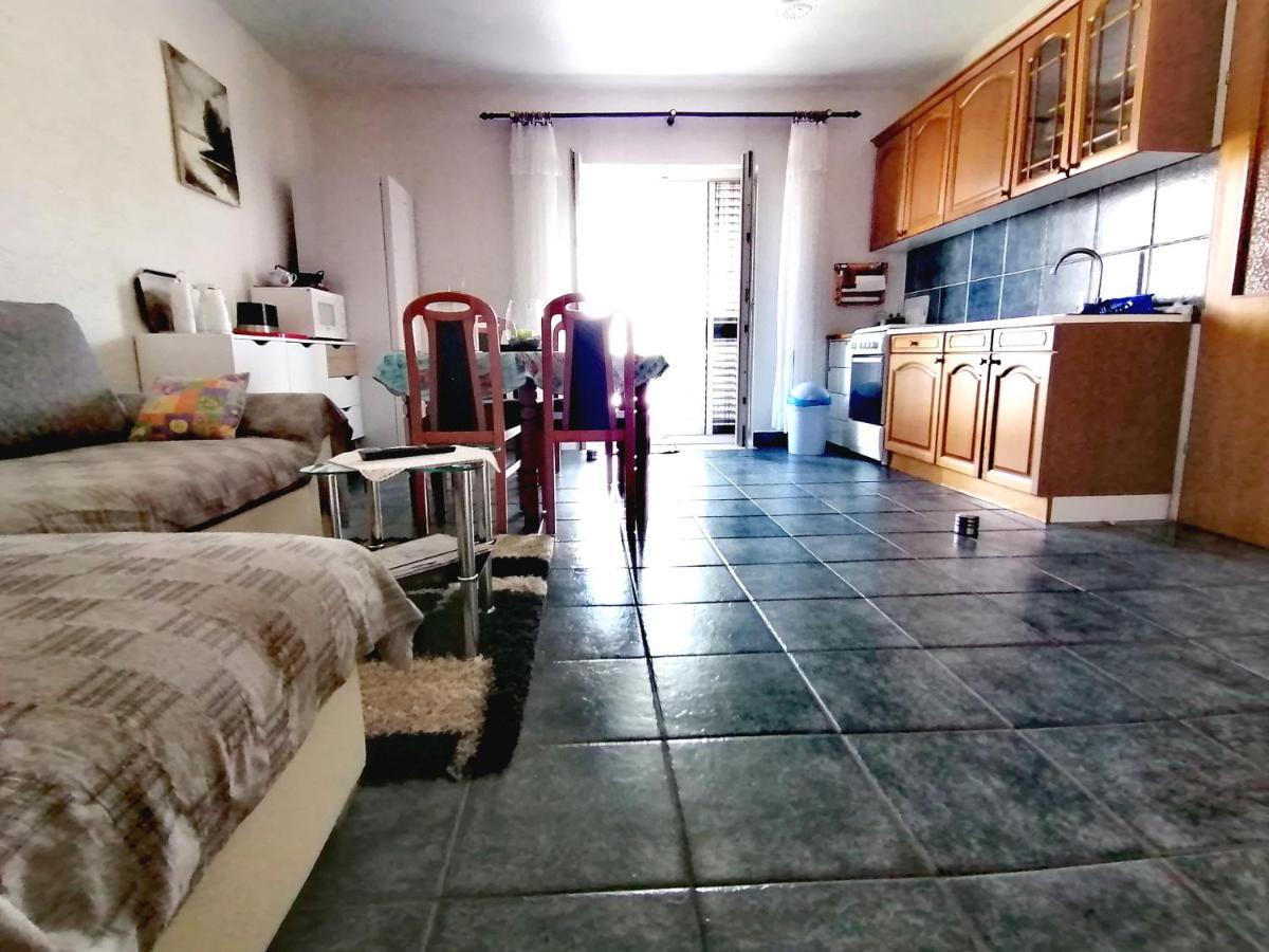 Apartman Canaki Splitska Exterior photo