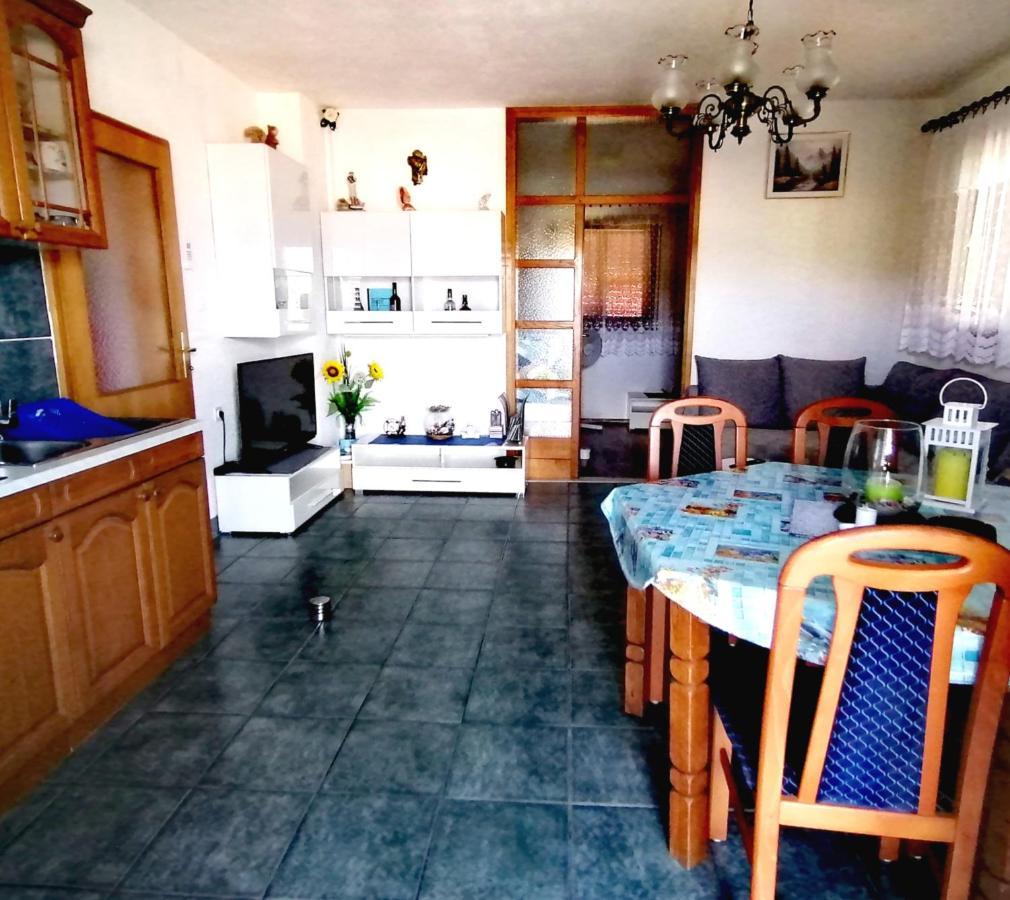 Apartman Canaki Splitska Exterior photo